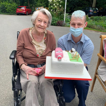 Celebrating birthdays in the sunshine with a barbecue - and delicious cake!