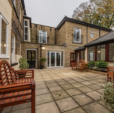 Enclosed courtyard - Shire Oak House