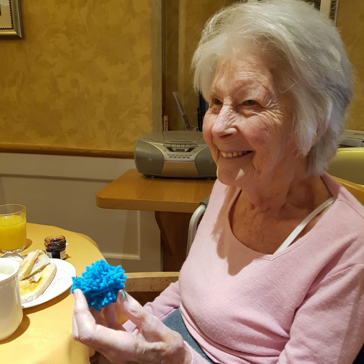 Dee, one of our residents at Headingley Hall, has been getting creative and making pom-poms for her Christmas tree. 