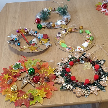 Making Christmas Wreaths at Pennington Court